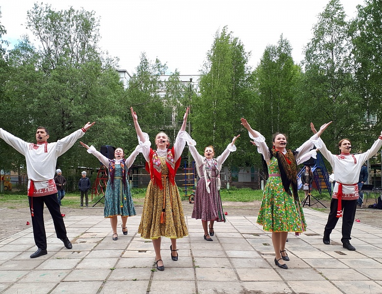 В Архангельске День России отметили концертами во дворах